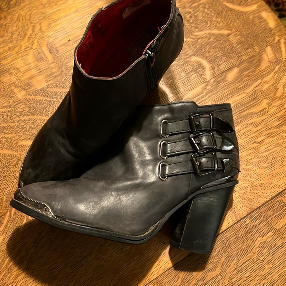 Jeffrey, Campbell. Vintage. Westin. Size 9.